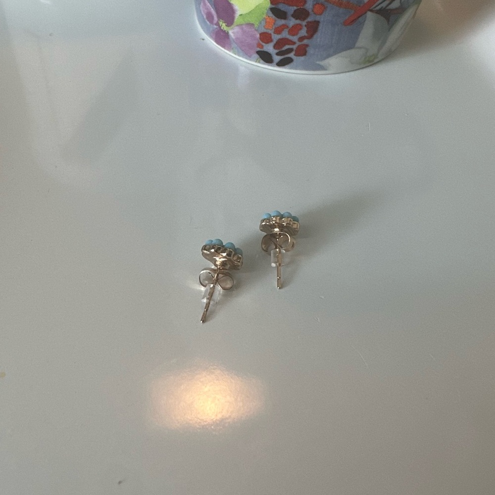 NWOT 🌼 floral stud earrings 🌼 - Picture 3 of 7